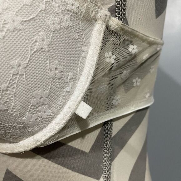 Victorias Secret Bra 36C - Picture 3 of 10